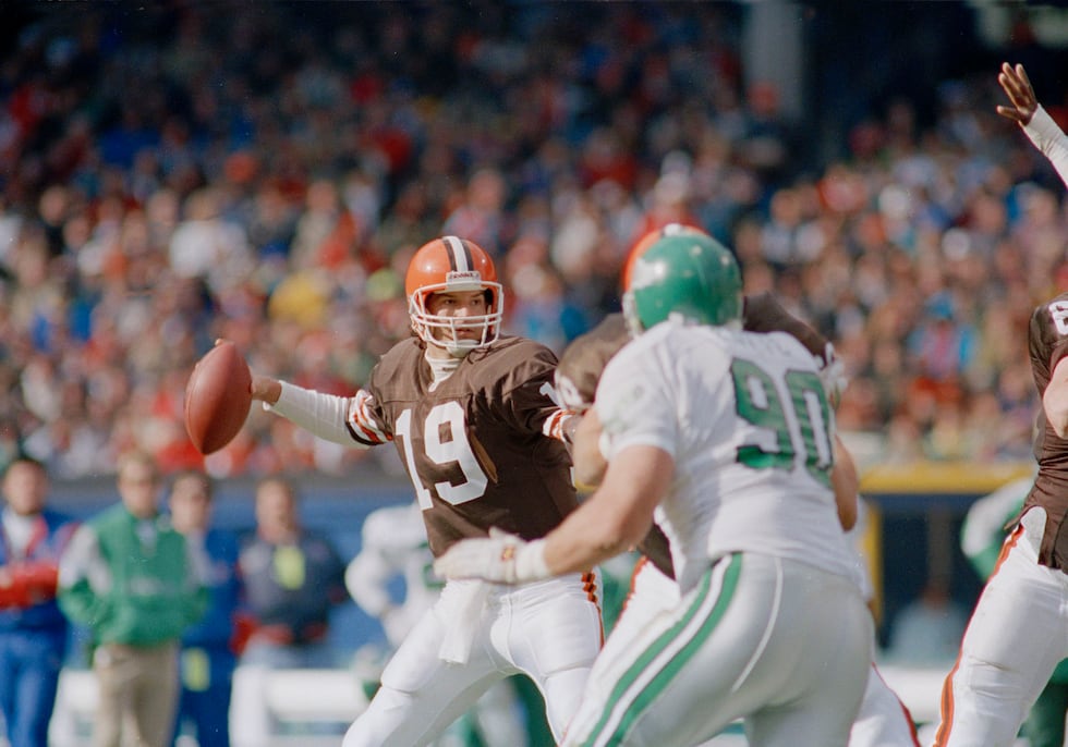Cleveland Brown's quarterback Bernie Kosar (19) winds up to throw in the first quarter as...