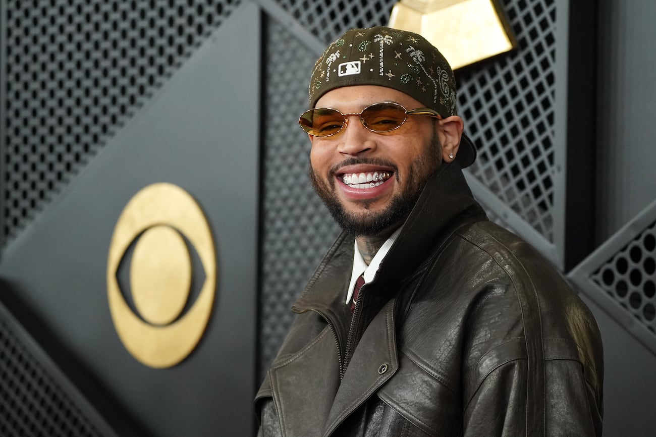 Ex de Chris Brown acusa cantor de ameaçar seus novos namorados em meio a batalha judicial