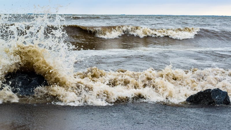 Seich Wind-driven seiche causes water levels to rise more than 10 feet in ...