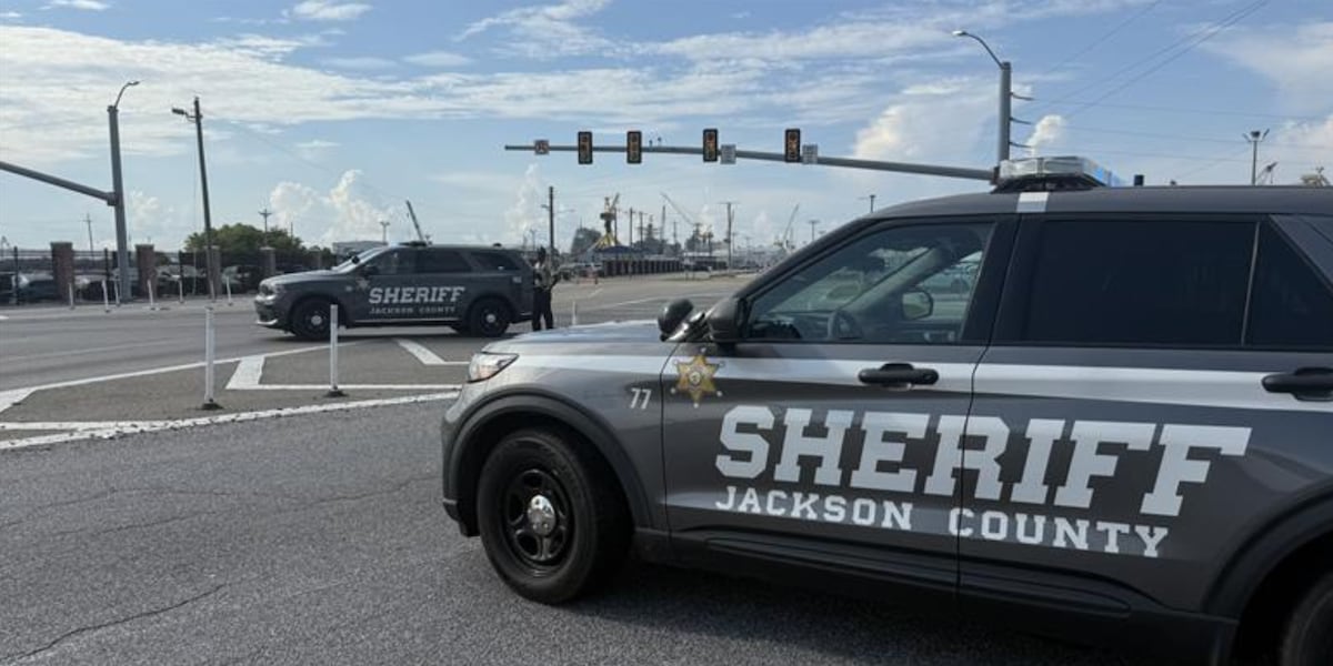 1 dead, suspect in custody after shooting at Mississippi shipyard