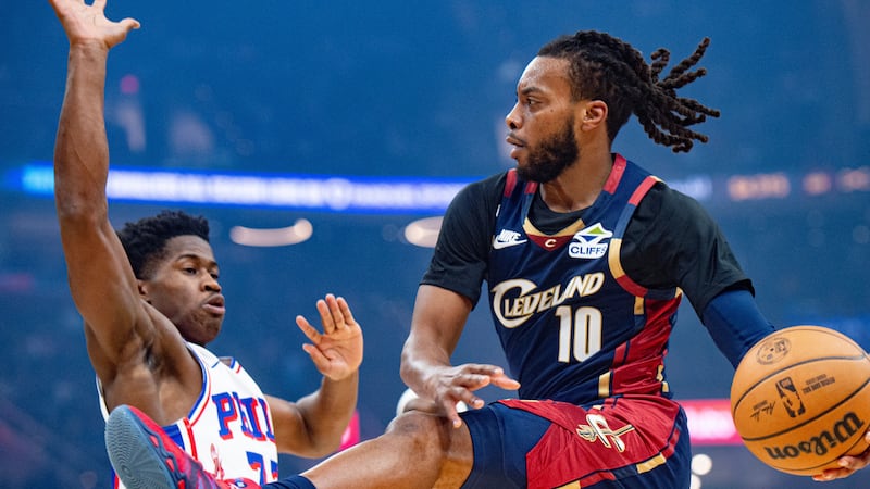Cleveland Cavaliers' Darius Garland (10) looks to pass as Philadelphia 76ers' VJ Edgecombe,...