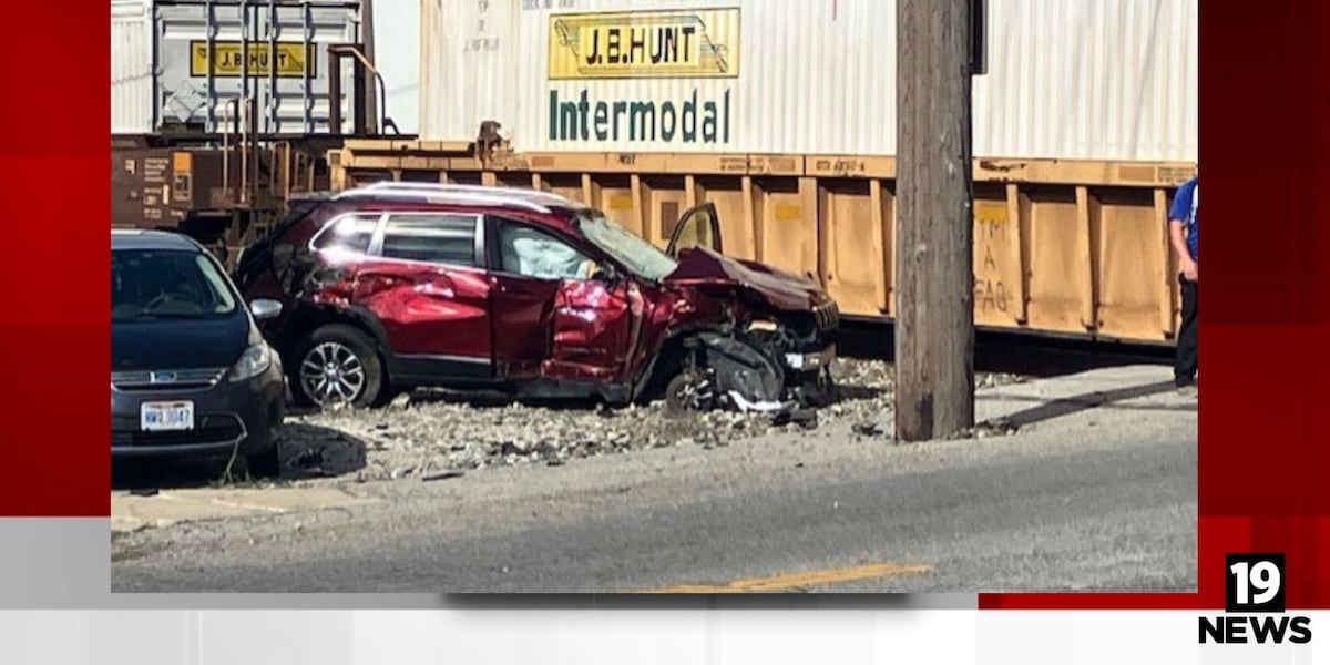 Passengers in car stuck on Cleveland train tracks escape seconds before collision