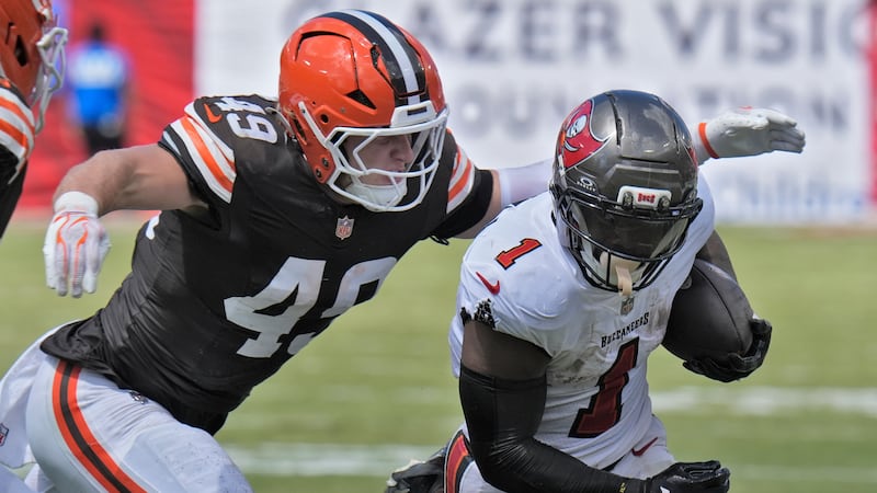 Tampa Bay Buccaneers running back Kenny Gainwell (1) is stopped by Cleveland Browns linebacker...