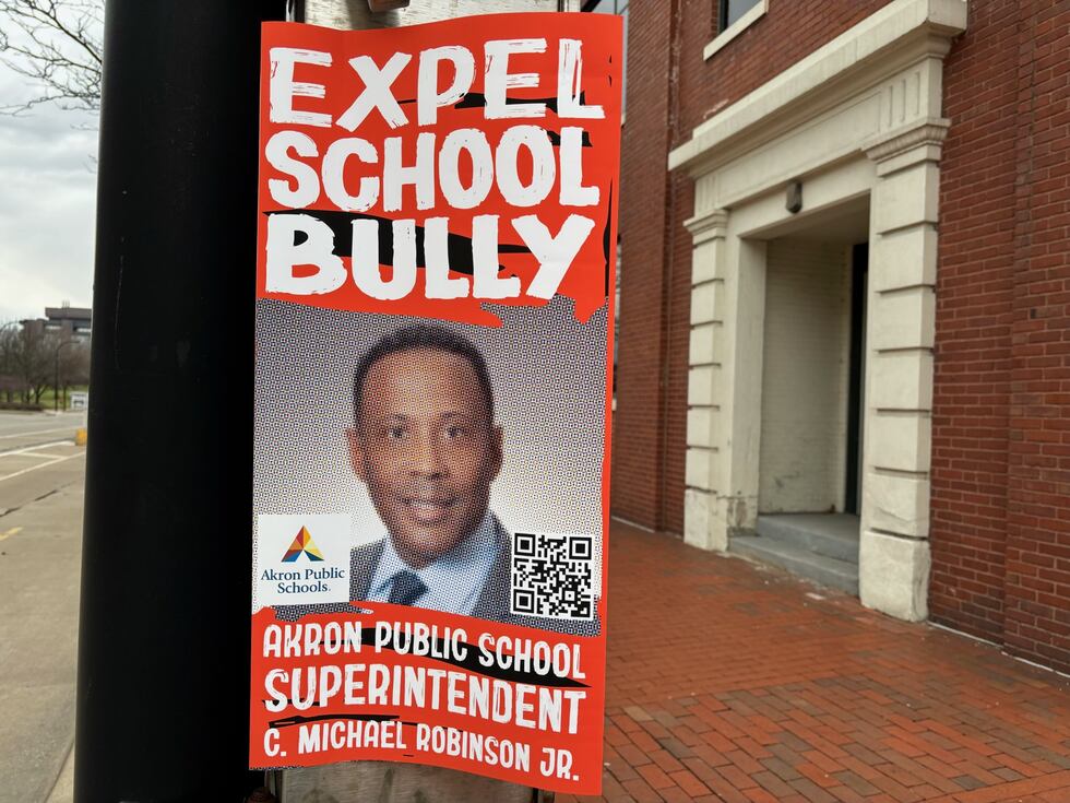 Cartel encontrado en el centro de Akron
